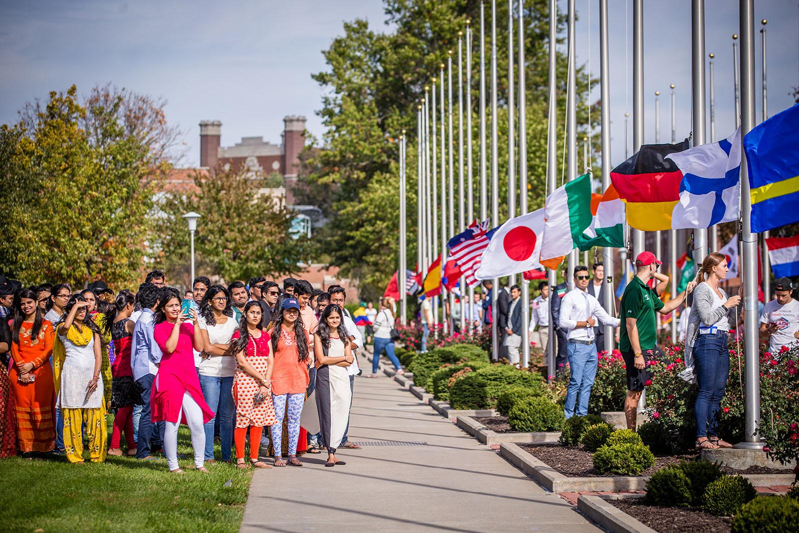 在威尼斯人在线每年秋天的升旗仪式上, 大学的国际社团聚集在一起，学生们按照联合国的规定升起自己国家的国旗.